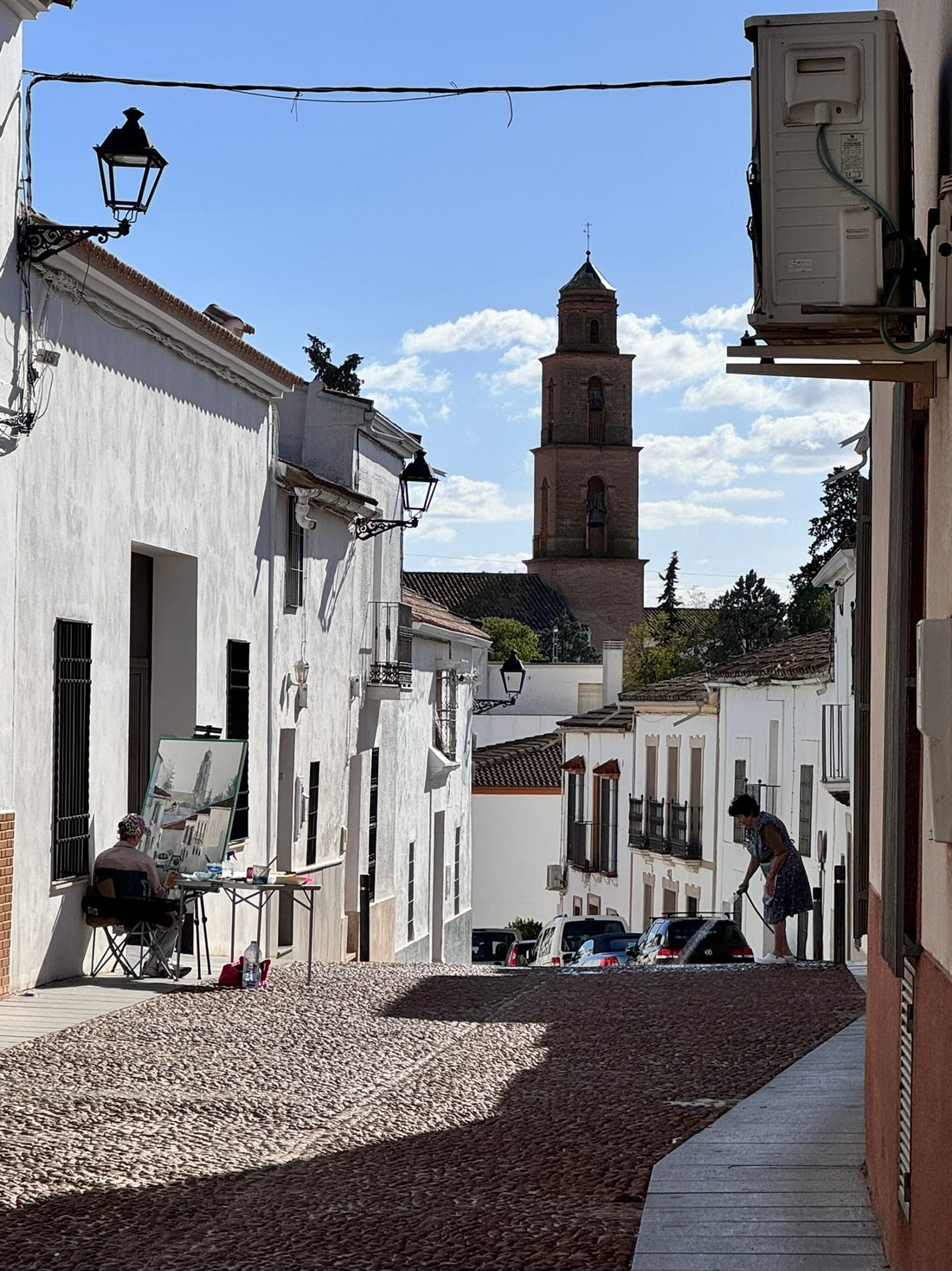 aryna Riepnova painting a watercolor of Calle de Jesús in Pedro Abad